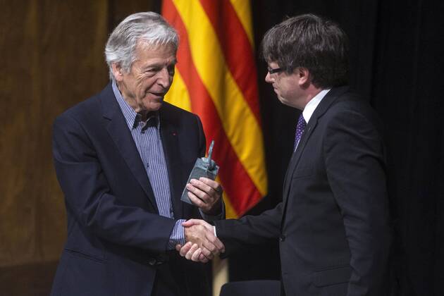 Catalonian regional President, Carles Puigdemont (R), prizes Greek filmaker Konstantinos Costa-Gavras with the XXIX International Award of Catalonia during a handover ceremony held in Barcelona, northeastern Spain, 17 July 2017 Greek filmaker Konstantinos Costa-Gavras receives the XXIX International Award of Catalonia !ACHTUNG: NUR REDAKTIONELLE NUTZUNG!  Copyright: xQuiquexGarcíax GRA338 20170717-636359196697841293