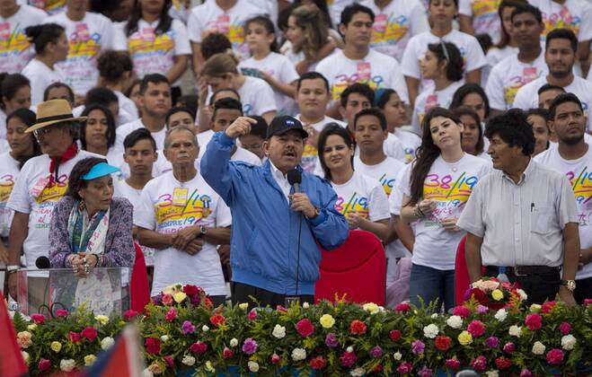 Bilder des Tages The president of Nicaragua Daniel Ortega (c) with his wife the vicepresident of Nicaragua Rosario Murillo (L) and the president of Bolivia Evo Morales (R), participate in the celebration of the 38th anniversary of the Sandinista popular revolution in Managua, Nicaragua, on 19 July 2017. The Sandinistas celebrated the 38th anniversary of the revolution that overthrew the Somoza dictatorship in Nicaragua, on an anniversary marked by the support of President Daniel Ortega, to the Venezuelan counterpart Nicolas Maduro, and a call for respect to United States. Ortega asks to USA respects, and supports Maduro in Sandinista anniversary !ACHTUNG: NUR REDAKTIONELLE NUTZUNG!  Copyright: xJorgexTorresx NI301 20170720-636361238287100341