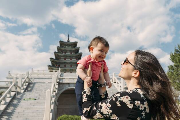 South Korea, Seoul, happy woman holding a baby girl in front of the National Folk Museum of Korea, inside Gyeongbokgung Palace model released Symbolfoto  GEMF01693