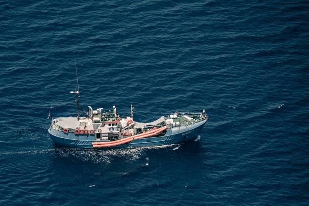 Das inzwischen von der Staatsanwaltschaft Trapani beschlagnahmte Rettungsboot Iuventa der deutschen Hilfsorganisation NGO Jugend rettet, Location: Mittelmeer, Kueste vor Lybien, beobachtet aus dem SAR-Flugzeug (Search and Rescue), Suchflugzeug Moonbird von der Hilfsorganisation Sea-Watch Donnerstag 13.07.2017, Mittelmeer
