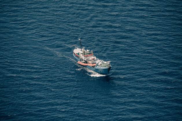 Das inzwischen von der Staatsanwaltschaft Trapani beschlagnahmte Rettungsboot Iuventa der deutschen Hilfsorganisation NGO Jugend rettet, Location: Mittelmeer, Kueste vor Lybien, beobachtet aus dem SAR-Flugzeug (Search and Rescue), Suchflugzeug Moonbird von der Hilfsorganisation Sea-Watch Donnerstag 13.07.2017, Mittelmeer