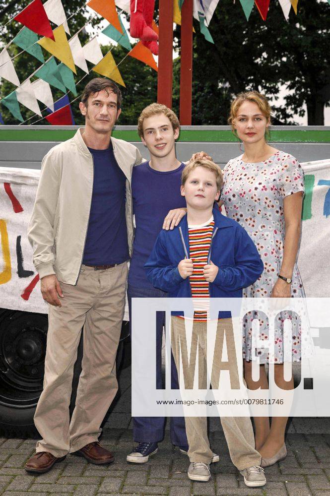 Soenke Moehring Jan Lindner Julius Weckauf Und Luise Heyer Beim Fototermin Am Set Des Kinofilms Der