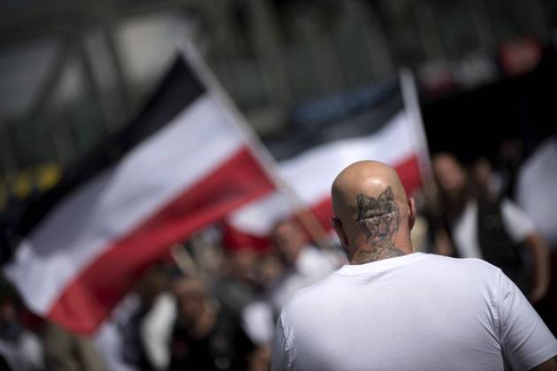 Hess-Gedenkmarsch DEU, Deutschland, Germany, Berlin, 19.08.2017 Rechte und neofaschistische Teilnehmer mit tatto Wolf auf seiner Glatze am Gedenkmarsch rechter Gruppen und Organisationen zum 30. Jahrestag vom Tod von Adolf Hitler s Stellvertreter Rudolf Hess unter dem Motto Mord verjaehrt Nicht in Berlin Spandau. Right-wing demonstrators with tattoo of a wolf on his head during a demonstration and neo-Nazi march of German right-wings organisations on the occasion of the 30th anniversary of the death of Hitler s substitute Rudolf Hess in Berlin-Spandau, Germany. Hess was convicted as a war criminal and served his sentense at the war criminal prison in Berlin Spandau, where he committed suicide 1987