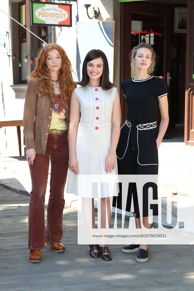 Marleen Lohse Silvia Busuioc Natalia Belitski Fototermin Am Set Vom Film Bella Germania Bavaria