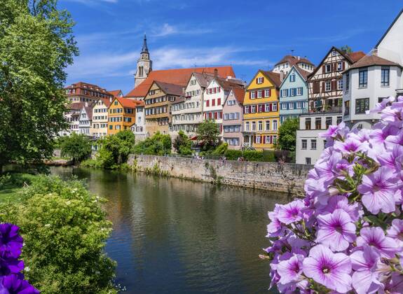 Deutschland - Flüsse, Neckar Tuebinger Altstadt mit Stiftskirche am Neckar, Deutschland, Baden-Wuerttemberg, Tuebingen Houses at the Neckar river in Tuebingen with chruch Stiftskirche, Germany, Baden-Wuerttemberg, Tuebingen BLWS461557 Copyright: xblickwinkel allOver TPHx