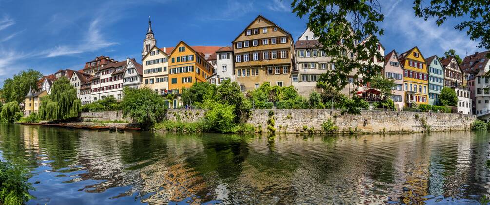 Deutschland - Flüsse, Neckar Tuebinger Altstadt mit Stiftskirche und Hoelderlinturm am Neckar, Deutschland, Baden-Wuerttemberg, Tuebingen Houses at the Neckar river in Tuebingen with chruch Stiftskirche and tower Hoelderlinturm, Germany, Baden-Wuerttemberg, Tuebingen BLWS461559 Copyright: xblickwinkel allOver TPHx
