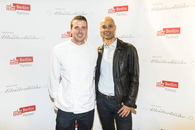(L-R) Der Aufsteiger des Jahres Christopher Kuemper und Geschaeftsfuehrer David Monnie vom Restaurant Schwein bei der Preisvergabe der Berliner Meisterkoeche 2017 beim Data Space in Berlin am 6. September 2017. Preisvergabe der Berliner Meisterkoeche 2017
