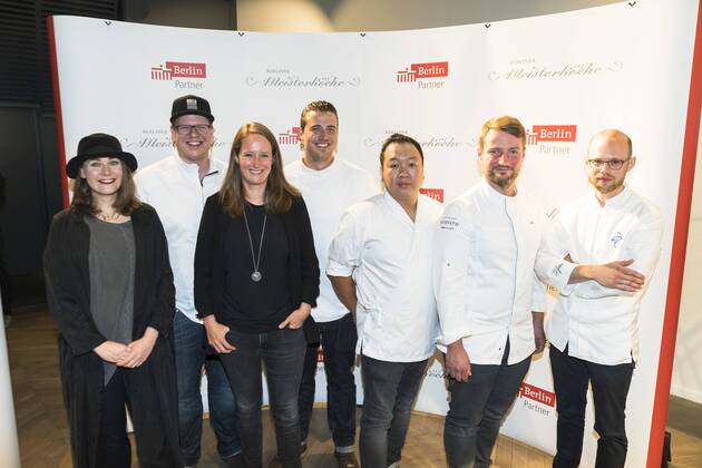 Die Preistraeger 2017 (L-R) Ilona Scholl von tulus lotrek , Ben Pommer und Katharina Kurz von Brlo Brwhouse, Christopher Kuemper vom Schwein, The Duc Ngo, Sebastian Frank von Horvath und Rene Klages vom 17fuffzig bei der Preisvergabe der Berliner Meisterkoeche 2017 beim Data Space in Berlin am 6. September 2017. Preisvergabe der Berliner Meisterkoeche 2017