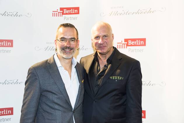 Vorsitzender der Jury Berliner Meisterkoeche und Korrespondent bei Der Feinschmecker Stefan Elfenbein, Geschaeftsfuehrer von Berlin Partner Stefan Franzke bei der Preisvergabe der Berliner Meisterkoeche 2017 beim Data Space in Berlin am 6. September 2017. Preisvergabe der Berliner Meisterkoeche 2017