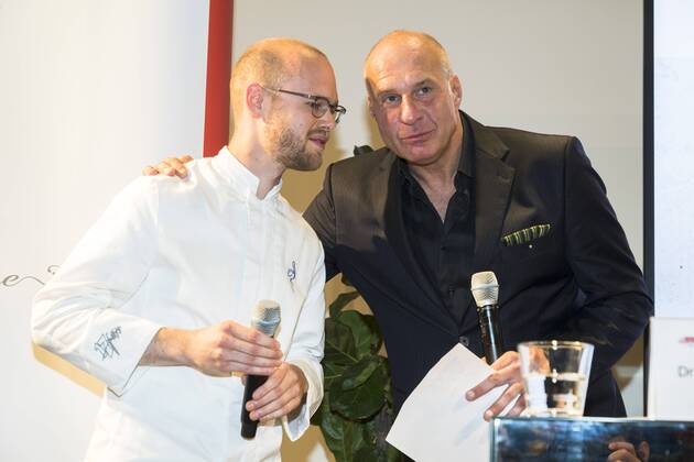 (L-R) Meisterkoch der Region 2017 Rene Klages vom 17fuffzig in Burg (Spreewald) und Vorsitzender der Jury Berliner Meisterkoeche und Korrespondent bei Der Feinschmecker Stefan Elfenbein bei der Preisvergabe der Berliner Meisterkoeche 2017 beim Data Space in Berlin am 6. September 2017. Preisvergabe der Berliner Meisterkoeche 2017