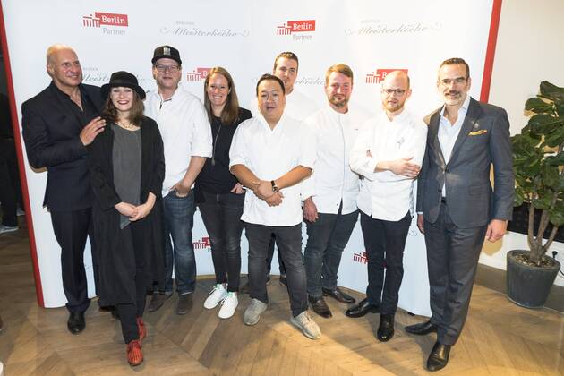 (L-R) Vorsitzender der Jury Berliner Meisterkoeche und Korrespondent bei Der Feinschmecker Stefan Elfenbein, die Gewinner Ilona Scholl von tulus lotrek , Ben Pommer und Katharina Kurz von Brlo Brwhouse, Christopher Kuemper vom Schwein, The Duc Ngo, Sebastian Frank von Horvath, Rene Klages vom 17fuffzig und Geschaeftsfuehrer von Berlin Partner Stefan Franzke bei der Preisvergabe der Berliner Meisterkoeche 2017 beim Data Space in Berlin am 6. September 2017. Preisvergabe der Berliner Meisterkoeche 2017