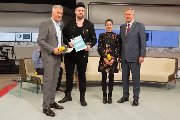 Peter Kloeppel, Valea Scalabrino und Christian Wulff (Bundespraesident a.D) mit dem Gewinner des 3.Platz Einzelpreis Sebastian Bauer - Preisverleihung des RTL Com.mit Awards 2017 auf der IFA in Berlin am 06.09.2017. RTL Com.mit Awards 2017