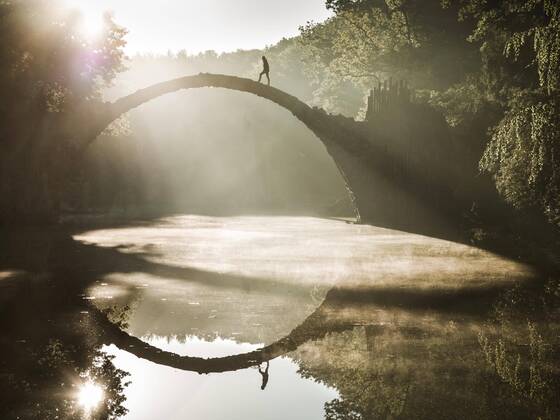 Rakotzbrücke oder auch Teufelsbrücke im Kromlauer Park, Dämmerung, Nebel, Gegenlicht, Kromlau, Sachsen, Deutschland, Europa Copyright: imageBROKER/RonnyxBehnert iblrbe04535091
