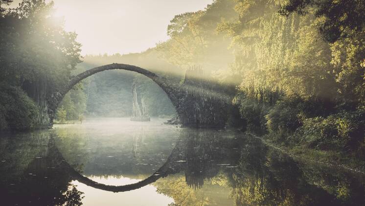 Rakotzbrücke oder auch Teufelsbrücke im Kromlauer Park, Dämmerung, Nebel, Gegenlicht, Kromlau, Sachsen, Deutschland, Europa Copyright: imageBROKER/RonnyxBehnert ibxrbe04535089