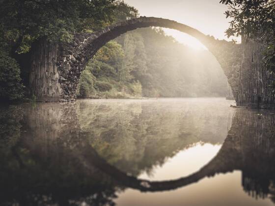Rakotzbrücke oder auch Teufelsbrücke im Kromlauer Park, Dämmerung, Nebel, Gegenlicht, Kromlau, Sachsen, Deutschland, Europa Copyright: imageBROKER/RonnyxBehnert ibxrbe04535090
