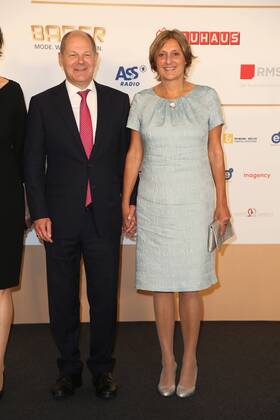 Hamburg Bürgermeister Olaf Scholz mit Britta Ernst bei der Verleihung Deutscher Radiopreis in der Elbphilharmonie Hamburg am 7.9.2017