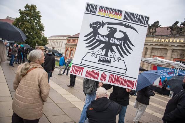 Politik Potsdam AfD-Kundgebung AfD-Kundgebung in Potsdam. Ca. 70 AfD-Anhaenger kamen am Samstag den 9. September 2017 zu einer Wahlveranstaltung der rechtsnationalistischen Alternative fuer Deutschland , AfD. Unter den Teilnehmern waren u.a. Neonazis die Patrioten Cottbus oder die sog. Schwarze Sonne , ein Zeichen der SS auf ihren Jacken trugen. Offiziell hatte die AfD die Kundgebung als Gruendung einer rechten Gewerkschaft namens Alternativer Arbeitnehmerverband Mitteldeutschland (Alarm) in Brandenburg deklariert. 500 Menschen protestierten friedlich gegen die Veranstaltung. 9.9.2017, Potsdam