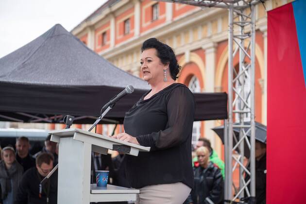 Politik Potsdam AfD-Kundgebung AfD-Kundgebung in Potsdam. Ca. 70 AfD-Anhaenger kamen am Samstag den 9. September 2017 zu einer Wahlveranstaltung der rechtsnationalistischen Alternative fuer Deutschland , AfD. Unter den Teilnehmern waren u.a. Neonazis die Patrioten Cottbus oder die sog. Schwarze Sonne , ein Zeichen der SS auf ihren Jacken trugen. Offiziell hatte die AfD die Kundgebung als Gruendung einer rechten Gewerkschaft namens Alternativer Arbeitnehmerverband Mitteldeutschland (Alarm) in Brandenburg deklariert. 500 Menschen protestierten friedlich gegen die Veranstaltung. Im Bild: Birgit Bessin aus Worms, stellvertretende Landesvorsitzende der AfD-Brandenburg. 9.9.2017, Potsdam