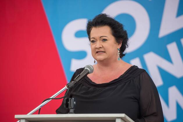 Politik Potsdam AfD-Kundgebung AfD-Kundgebung in Potsdam. Ca. 70 AfD-Anhaenger kamen am Samstag den 9. September 2017 zu einer Wahlveranstaltung der rechtsnationalistischen Alternative fuer Deutschland , AfD. Unter den Teilnehmern waren u.a. Neonazis die Patrioten Cottbus oder die sog. Schwarze Sonne , ein Zeichen der SS auf ihren Jacken trugen. Offiziell hatte die AfD die Kundgebung als Gruendung einer rechten Gewerkschaft namens Alternativer Arbeitnehmerverband Mitteldeutschland (Alarm) in Brandenburg deklariert. 500 Menschen protestierten friedlich gegen die Veranstaltung. Im Bild: Birgit Bessin aus Worms, stellvertretende Landesvorsitzende der AfD-Brandenburg. 9.9.2017, Potsdam