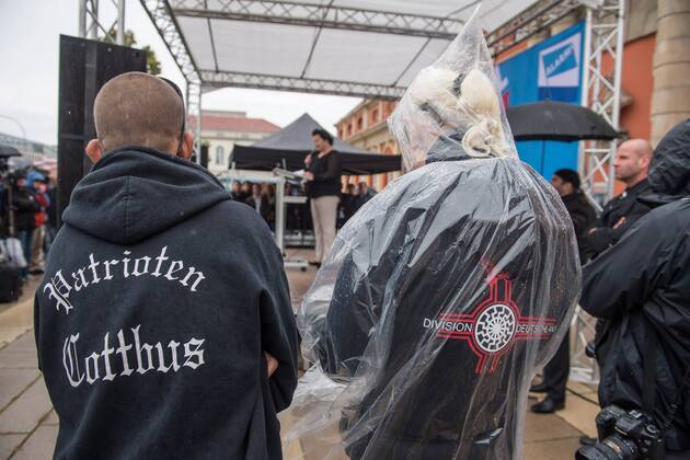 Politik Potsdam AfD-Kundgebung AfD-Kundgebung in Potsdam. Ca. 70 AfD-Anhaenger kamen am Samstag den 9. September 2017 zu einer Wahlveranstaltung der rechtsnationalistischen Alternative fuer Deutschland , AfD. Unter den Teilnehmern waren u.a. Neonazis die Patrioten Cottbus oder die sog. Schwarze Sonne , ein Zeichen der SS auf ihren Jacken trugen. Offiziell hatte die AfD die Kundgebung als Gruendung einer rechten Gewerkschaft namens Alternativer Arbeitnehmerverband Mitteldeutschland (Alarm) in Brandenburg deklariert. 500 Menschen protestierten friedlich gegen die Veranstaltung. Im Bild vlnr: Lutz Mamcarz mit der Aufschrift Partioten Cottbus auf der Jacke und Sylvia Fechner mit der Schwarzen Sonne , dem SS-Symbol, auf der Jacke. 9.9.2017, Potsdam