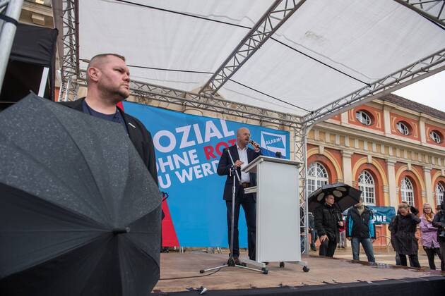 Politik Potsdam AfD-Kundgebung AfD-Kundgebung in Potsdam. Ca. 70 AfD-Anhaenger kamen am Samstag den 9. September 2017 zu einer Wahlveranstaltung der rechtsnationalistischen Alternative fuer Deutschland , AfD. Unter den Teilnehmern waren u.a. Neonazis die Patrioten Cottbus oder die sog. Schwarze Sonne , ein Zeichen der SS auf ihren Jacken trugen. Offiziell hatte die AfD die Kundgebung als Gruendung einer rechten Gewerkschaft namens Alternativer Arbeitnehmerverband Mitteldeutschland (Alarm) in Brandenburg deklariert. 500 Menschen protestierten friedlich gegen die Veranstaltung. 9.9.2017, Potsdam
