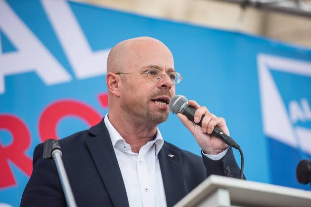 Politik Potsdam AfD-Kundgebung AfD-Kundgebung in Potsdam. Ca. 70 AfD-Anhaenger kamen am Samstag den 9. September 2017 zu einer Wahlveranstaltung der rechtsnationalistischen Alternative fuer Deutschland , AfD. Unter den Teilnehmern waren u.a. Neonazis die Patrioten Cottbus oder die sog. Schwarze Sonne , ein Zeichen der SS auf ihren Jacken trugen. Offiziell hatte die AfD die Kundgebung als Gruendung einer rechten Gewerkschaft namens Alternativer Arbeitnehmerverband Mitteldeutschland (Alarm) in Brandenburg deklariert. 500 Menschen protestierten friedlich gegen die Veranstaltung. Im Bild: Andreas Kalbitz, Landesvorsitzender der AfD-Brandenburg. 9.9.2017, Potsdam