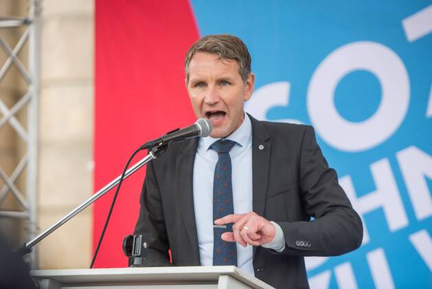 Politik Potsdam AfD-Kundgebung AfD-Kundgebung in Potsdam. Ca. 70 AfD-Anhaenger kamen am Samstag den 9. September 2017 zu einer Wahlveranstaltung der rechtsnationalistischen Alternative fuer Deutschland , AfD. Unter den Teilnehmern waren u.a. Neonazis die Patrioten Cottbus oder die sog. Schwarze Sonne , ein Zeichen der SS auf ihren Jacken trugen. Offiziell hatte die AfD die Kundgebung als Gruendung einer rechten Gewerkschaft namens Alternativer Arbeitnehmerverband Mitteldeutschland (Alarm) in Brandenburg deklariert. 500 Menschen protestierten friedlich gegen die Veranstaltung. Im Bild: Bjoern Hoecke, AfD-Fraktionsvorsitzender im Thueringer Landtag. 9.9.2017, Potsdam