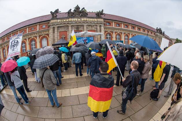 Politik Potsdam AfD-Kundgebung AfD-Kundgebung in Potsdam. Ca. 70 AfD-Anhaenger kamen am Samstag den 9. September 2017 zu einer Wahlveranstaltung der rechtsnationalistischen Alternative fuer Deutschland , AfD. Unter den Teilnehmern waren u.a. Neonazis die Patrioten Cottbus oder die sog. Schwarze Sonne , ein Zeichen der SS auf ihren Jacken trugen. Offiziell hatte die AfD die Kundgebung als Gruendung einer rechten Gewerkschaft namens Alternativer Arbeitnehmerverband Mitteldeutschland (Alarm) in Brandenburg deklariert. 500 Menschen protestierten friedlich gegen die Veranstaltung. 9.9.2017, Potsdam