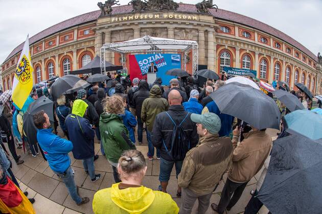 Politik Potsdam AfD-Kundgebung AfD-Kundgebung in Potsdam. Ca. 70 AfD-Anhaenger kamen am Samstag den 9. September 2017 zu einer Wahlveranstaltung der rechtsnationalistischen Alternative fuer Deutschland , AfD. Unter den Teilnehmern waren u.a. Neonazis die Patrioten Cottbus oder die sog. Schwarze Sonne , ein Zeichen der SS auf ihren Jacken trugen. Offiziell hatte die AfD die Kundgebung als Gruendung einer rechten Gewerkschaft namens Alternativer Arbeitnehmerverband Mitteldeutschland (Alarm) in Brandenburg deklariert. 500 Menschen protestierten friedlich gegen die Veranstaltung. 9.9.2017, Potsdam