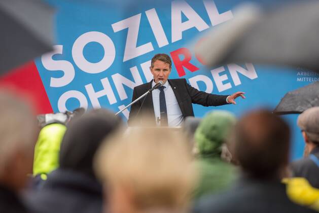 Politik Potsdam AfD-Kundgebung AfD-Kundgebung in Potsdam. Ca. 70 AfD-Anhaenger kamen am Samstag den 9. September 2017 zu einer Wahlveranstaltung der rechtsnationalistischen Alternative fuer Deutschland , AfD. Unter den Teilnehmern waren u.a. Neonazis die Patrioten Cottbus oder die sog. Schwarze Sonne , ein Zeichen der SS auf ihren Jacken trugen. Offiziell hatte die AfD die Kundgebung als Gruendung einer rechten Gewerkschaft namens Alternativer Arbeitnehmerverband Mitteldeutschland (Alarm) in Brandenburg deklariert. 500 Menschen protestierten friedlich gegen die Veranstaltung. Im Bild: Bjoern Hoecke, AfD-Fraktionsvorsitzender im Thueringer Landtag. 9.9.2017, Potsdam