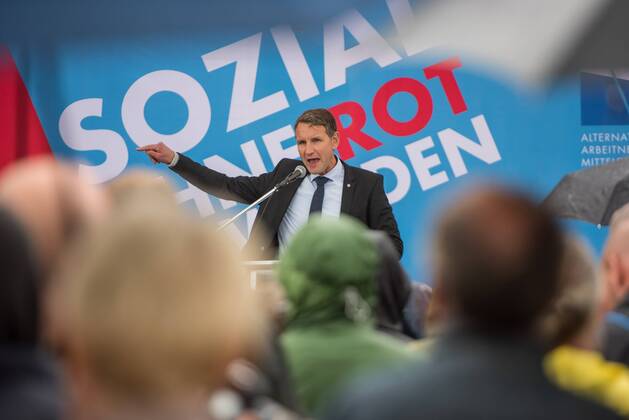 Politik Potsdam AfD-Kundgebung AfD-Kundgebung in Potsdam. Ca. 70 AfD-Anhaenger kamen am Samstag den 9. September 2017 zu einer Wahlveranstaltung der rechtsnationalistischen Alternative fuer Deutschland , AfD. Unter den Teilnehmern waren u.a. Neonazis die Patrioten Cottbus oder die sog. Schwarze Sonne , ein Zeichen der SS auf ihren Jacken trugen. Offiziell hatte die AfD die Kundgebung als Gruendung einer rechten Gewerkschaft namens Alternativer Arbeitnehmerverband Mitteldeutschland (Alarm) in Brandenburg deklariert. 500 Menschen protestierten friedlich gegen die Veranstaltung. Im Bild: Bjoern Hoecke, AfD-Fraktionsvorsitzender im Thueringer Landtag. 9.9.2017, Potsdam