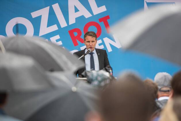 Politik Potsdam AfD-Kundgebung AfD-Kundgebung in Potsdam. Ca. 70 AfD-Anhaenger kamen am Samstag den 9. September 2017 zu einer Wahlveranstaltung der rechtsnationalistischen Alternative fuer Deutschland , AfD. Unter den Teilnehmern waren u.a. Neonazis die Patrioten Cottbus oder die sog. Schwarze Sonne , ein Zeichen der SS auf ihren Jacken trugen. Offiziell hatte die AfD die Kundgebung als Gruendung einer rechten Gewerkschaft namens Alternativer Arbeitnehmerverband Mitteldeutschland (Alarm) in Brandenburg deklariert. 500 Menschen protestierten friedlich gegen die Veranstaltung. Im Bild: Bjoern Hoecke, AfD-Fraktionsvorsitzender im Thueringer Landtag. 9.9.2017, Potsdam