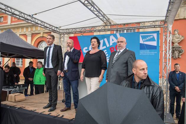 Politik Potsdam AfD-Kundgebung AfD-Kundgebung in Potsdam. Ca. 70 AfD-Anhaenger kamen am Samstag den 9. September 2017 zu einer Wahlveranstaltung der rechtsnationalistischen Alternative fuer Deutschland , AfD. Unter den Teilnehmern waren u.a. Neonazis die Patrioten Cottbus oder die sog. Schwarze Sonne , ein Zeichen der SS auf ihren Jacken trugen. Offiziell hatte die AfD die Kundgebung als Gruendung einer rechten Gewerkschaft namens Alternativer Arbeitnehmerverband Mitteldeutschland (Alarm) in Brandenburg deklariert. 500 Menschen protestierten friedlich gegen die Veranstaltung. Im Bild vlnr. singen die Nationalhymne: Bjoern Hoecke, AfD-Fraktionsvorsitzender im Thueringer Landtag; Andreas Kalbitz, ehemaliger Fallschirmspringer und Landesvorsitzender der AfD-Brandenburg; Birgit Bessin aus Worms, stellvertretende Landesvorsitzende der AfD-Brandenburg; Juergen Pohl aus Thueringen. Er