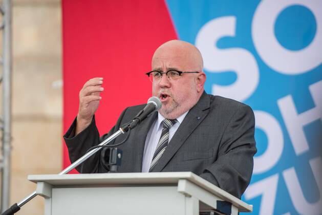 Politik Potsdam AfD-Kundgebung AfD-Kundgebung in Potsdam. Ca. 70 AfD-Anhaenger kamen am Samstag den 9. September 2017 zu einer Wahlveranstaltung der rechtsnationalistischen Alternative fuer Deutschland , AfD. Unter den Teilnehmern waren u.a. Neonazis die Patrioten Cottbus oder die sog. Schwarze Sonne , ein Zeichen der SS auf ihren Jacken trugen. Offiziell hatte die AfD die Kundgebung als Gruendung einer rechten Gewerkschaft namens Alternativer Arbeitnehmerverband Mitteldeutschland (Alarm) in Brandenburg deklariert. 500 Menschen protestierten friedlich gegen die Veranstaltung. Im Bild: Juergen Pohl aus Thueringen. Er leitet das Wahlkreisbuero von Bjoern Hoecke. 9.9.2017, Potsdam