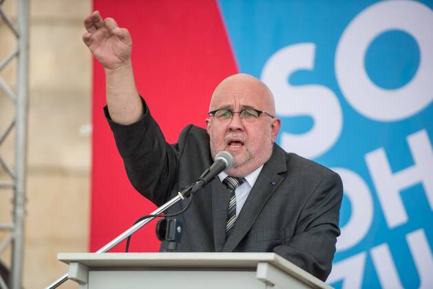 Politik Potsdam AfD-Kundgebung AfD-Kundgebung in Potsdam. Ca. 70 AfD-Anhaenger kamen am Samstag den 9. September 2017 zu einer Wahlveranstaltung der rechtsnationalistischen Alternative fuer Deutschland , AfD. Unter den Teilnehmern waren u.a. Neonazis die Patrioten Cottbus oder die sog. Schwarze Sonne , ein Zeichen der SS auf ihren Jacken trugen. Offiziell hatte die AfD die Kundgebung als Gruendung einer rechten Gewerkschaft namens Alternativer Arbeitnehmerverband Mitteldeutschland (Alarm) in Brandenburg deklariert. 500 Menschen protestierten friedlich gegen die Veranstaltung. Im Bild: Juergen Pohl aus Thueringen. Er leitet das Wahlkreisbuero von Bjoern Hoecke. 9.9.2017, Potsdam