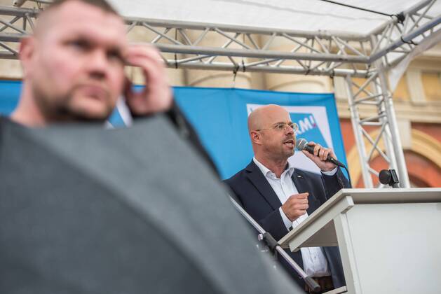 Politik Potsdam AfD-Kundgebung AfD-Kundgebung in Potsdam. Ca. 70 AfD-Anhaenger kamen am Samstag den 9. September 2017 zu einer Wahlveranstaltung der rechtsnationalistischen Alternative fuer Deutschland , AfD. Unter den Teilnehmern waren u.a. Neonazis die Patrioten Cottbus oder die sog. Schwarze Sonne , ein Zeichen der SS auf ihren Jacken trugen. Offiziell hatte die AfD die Kundgebung als Gruendung einer rechten Gewerkschaft namens Alternativer Arbeitnehmerverband Mitteldeutschland (Alarm) in Brandenburg deklariert. 500 Menschen protestierten friedlich gegen die Veranstaltung. Im Bild: Andreas Kalbitz, ehemaliger Fallschirmspringer und Landesvorsitzender der AfD-Brandenburg. 9.9.2017, Potsdam