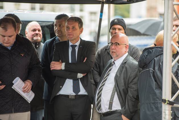 Politik Potsdam AfD-Kundgebung AfD-Kundgebung in Potsdam. Ca. 70 AfD-Anhaenger kamen am Samstag den 9. September 2017 zu einer Wahlveranstaltung der rechtsnationalistischen Alternative fuer Deutschland , AfD. Unter den Teilnehmern waren u.a. Neonazis die Patrioten Cottbus oder die sog. Schwarze Sonne , ein Zeichen der SS auf ihren Jacken trugen. Offiziell hatte die AfD die Kundgebung als Gruendung einer rechten Gewerkschaft namens Alternativer Arbeitnehmerverband Mitteldeutschland (Alarm) in Brandenburg deklariert. 500 Menschen protestierten friedlich gegen die Veranstaltung. Im Bild: vlnr. Bjoern Hoecke, AfD-Fraktionsvorsitzender im Thueringer Landtag und Juergen Pohl aus Thueringen. Pohl leitet das Wahlkreisbuero von Bjoern Hoecke. 9.9.2017, Potsdam
