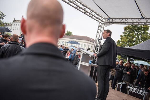 Politik Potsdam AfD-Kundgebung AfD-Kundgebung in Potsdam. Ca. 70 AfD-Anhaenger kamen am Samstag den 9. September 2017 zu einer Wahlveranstaltung der rechtsnationalistischen Alternative fuer Deutschland , AfD. Unter den Teilnehmern waren u.a. Neonazis die Patrioten Cottbus oder die sog. Schwarze Sonne , ein Zeichen der SS auf ihren Jacken trugen. Offiziell hatte die AfD die Kundgebung als Gruendung einer rechten Gewerkschaft namens Alternativer Arbeitnehmerverband Mitteldeutschland (Alarm) in Brandenburg deklariert. 500 Menschen protestierten friedlich gegen die Veranstaltung. Im Bild: Bjoern Hoecke, AfD-Fraktionsvorsitzender im Thueringer Landtag. 9.9.2017, Potsdam