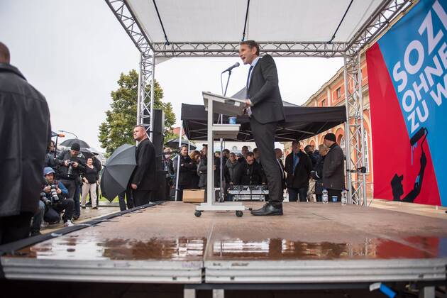 Politik Potsdam AfD-Kundgebung AfD-Kundgebung in Potsdam. Ca. 70 AfD-Anhaenger kamen am Samstag den 9. September 2017 zu einer Wahlveranstaltung der rechtsnationalistischen Alternative fuer Deutschland , AfD. Unter den Teilnehmern waren u.a. Neonazis die Patrioten Cottbus oder die sog. Schwarze Sonne , ein Zeichen der SS auf ihren Jacken trugen. Offiziell hatte die AfD die Kundgebung als Gruendung einer rechten Gewerkschaft namens Alternativer Arbeitnehmerverband Mitteldeutschland (Alarm) in Brandenburg deklariert. 500 Menschen protestierten friedlich gegen die Veranstaltung. Im Bild: Bjoern Hoecke, AfD-Fraktionsvorsitzender im Thueringer Landtag. 9.9.2017, Potsdam