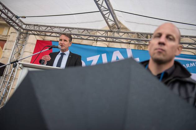 Politik Potsdam AfD-Kundgebung AfD-Kundgebung in Potsdam. Ca. 70 AfD-Anhaenger kamen am Samstag den 9. September 2017 zu einer Wahlveranstaltung der rechtsnationalistischen Alternative fuer Deutschland , AfD. Unter den Teilnehmern waren u.a. Neonazis die Patrioten Cottbus oder die sog. Schwarze Sonne , ein Zeichen der SS auf ihren Jacken trugen. Offiziell hatte die AfD die Kundgebung als Gruendung einer rechten Gewerkschaft namens Alternativer Arbeitnehmerverband Mitteldeutschland (Alarm) in Brandenburg deklariert. 500 Menschen protestierten friedlich gegen die Veranstaltung. Im Bild: Bjoern Hoecke, AfD-Fraktionsvorsitzender im Thueringer Landtag. 9.9.2017, Potsdam
