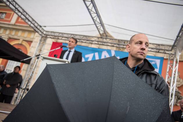 Politik Potsdam AfD-Kundgebung AfD-Kundgebung in Potsdam. Ca. 70 AfD-Anhaenger kamen am Samstag den 9. September 2017 zu einer Wahlveranstaltung der rechtsnationalistischen Alternative fuer Deutschland , AfD. Unter den Teilnehmern waren u.a. Neonazis die Patrioten Cottbus oder die sog. Schwarze Sonne , ein Zeichen der SS auf ihren Jacken trugen. Offiziell hatte die AfD die Kundgebung als Gruendung einer rechten Gewerkschaft namens Alternativer Arbeitnehmerverband Mitteldeutschland (Alarm) in Brandenburg deklariert. 500 Menschen protestierten friedlich gegen die Veranstaltung. Im Bild: Bjoern Hoecke, AfD-Fraktionsvorsitzender im Thueringer Landtag. 9.9.2017, Potsdam