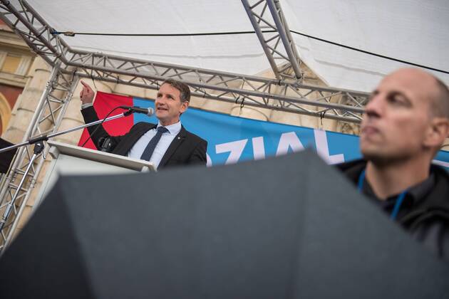 Politik Potsdam AfD-Kundgebung AfD-Kundgebung in Potsdam. Ca. 70 AfD-Anhaenger kamen am Samstag den 9. September 2017 zu einer Wahlveranstaltung der rechtsnationalistischen Alternative fuer Deutschland , AfD. Unter den Teilnehmern waren u.a. Neonazis die Patrioten Cottbus oder die sog. Schwarze Sonne , ein Zeichen der SS auf ihren Jacken trugen. Offiziell hatte die AfD die Kundgebung als Gruendung einer rechten Gewerkschaft namens Alternativer Arbeitnehmerverband Mitteldeutschland (Alarm) in Brandenburg deklariert. 500 Menschen protestierten friedlich gegen die Veranstaltung. Im Bild: Bjoern Hoecke, AfD-Fraktionsvorsitzender im Thueringer Landtag. 9.9.2017, Potsdam
