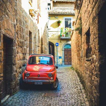 Alter roter Fiat 500 parkt in einer schmalen Gasse, Oldtimer, Orvieto, Umbrien, Italien, Europa Copyright: imageBROKER/ValentinxWolf iblvfw04565544