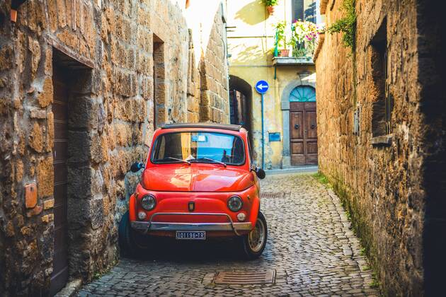 Alter roter Fiat 500 parkt in einer schmalen Gasse, Oldtimer, Orvieto, Umbrien, Italien, Europa Copyright: imageBROKER/ValentinxWolf iblvfw04565546.jpg