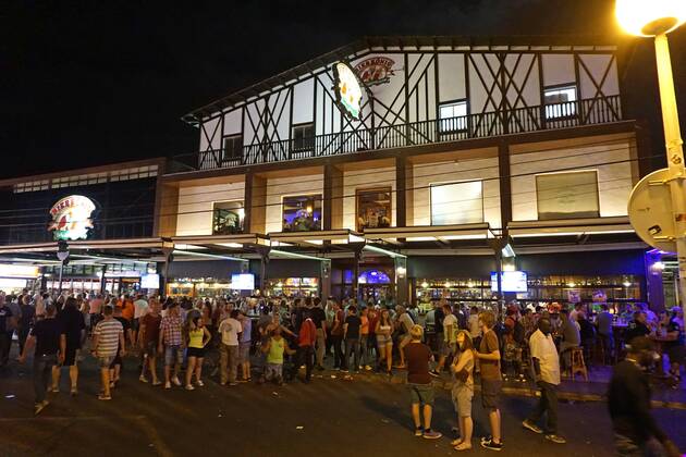 06.09.2017, Spanien, Insel Mallorca, Am Touristen-Hotspot Ballermann in El Arenal liegt die Vergnügungsmeile Schinkenstrasse mit dem Kult-Lokal Bierkönig. 06.09.2017, Mallorca: Barrieren zur Terrorabwehr am Ballermann 06.09.2017, Mallorca: Barrieren zur Terrorabwehr am Ballermann