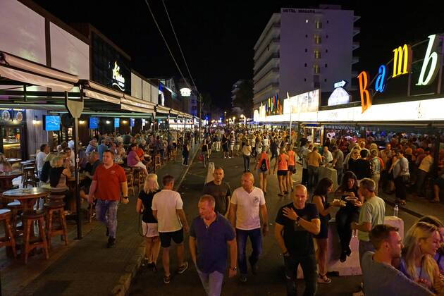 06.09.2017, Spanien, Insel Mallorca, Am Touristen-Hotspot Ballermann in El Arenal liegt die Vergnügungsmeile Schinkenstrasse mit dem Kult-Lokal Bierkönig. 06.09.2017, Mallorca: Barrieren zur Terrorabwehr am Ballermann 06.09.2017, Mallorca: Barrieren zur Terrorabwehr am Ballermann