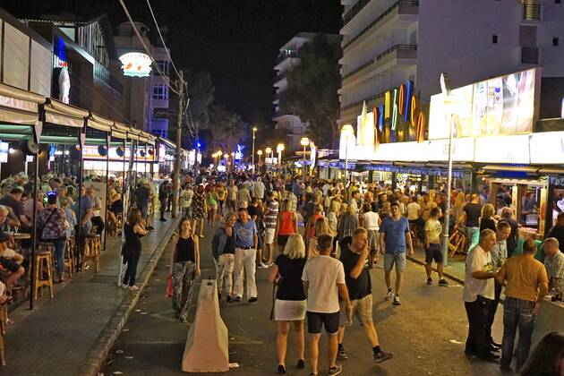 06.09.2017, Spanien, Insel Mallorca, Am Touristen-Hotspot Ballermann in El Arenal liegt die Vergnügungsmeile Schinkenstrasse mit dem Kult-Lokal Bierkönig. 06.09.2017, Mallorca: Barrieren zur Terrorabwehr am Ballermann 06.09.2017, Mallorca: Barrieren zur Terrorabwehr am Ballermann
