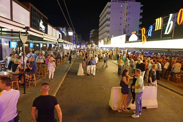 06.09.2017, Spanien, Insel Mallorca, Am Touristen-Hotspot Ballermann in El Arenal wurden in der Vergnügungsmeile Schinkenstrasse Schutzpoller gegen Terroristische Anschläge aufgestellt. 06.09.2017, Mallorca: Barrieren zur Terrorabwehr am Ballermann 06.09.2017, Mallorca: Barrieren zur Terrorabwehr am Ballermann
