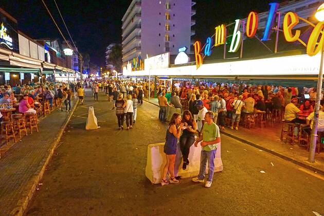 06.09.2017, Spanien, Insel Mallorca, Am Touristen-Hotspot Ballermann in El Arenal wurden in der Vergnügungsmeile Schinkenstrasse Schutzpoller gegen Terroristische Anschläge aufgestellt. 06.09.2017, Mallorca: Barrieren zur Terrorabwehr am Ballermann 06.09.2017, Mallorca: Barrieren zur Terrorabwehr am Ballermann