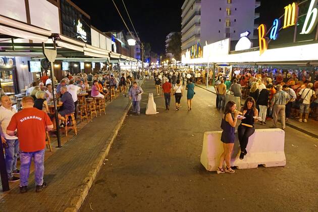 06.09.2017, Spanien, Insel Mallorca, Am Touristen-Hotspot Ballermann in El Arenal wurden in der Vergnügungsmeile Schinkenstrasse Schutzpoller gegen Terroristische Anschläge aufgestellt. 06.09.2017, Mallorca: Barrieren zur Terrorabwehr am Ballermann 06.09.2017, Mallorca: Barrieren zur Terrorabwehr am Ballermann